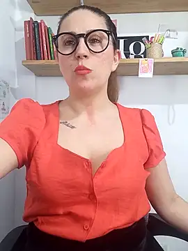 Snapshot of SofiEsteves chatting on 05.02.26 SofiEsteves online show from 05.02.26