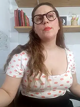 Snapshot of SofiEsteves chatting on 05.06.26 SofiEsteves online show from 05.06.26