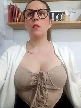 Snapshot of SofiEsteves chatting on 05.11.26 SofiEsteves online show from 05.11.26