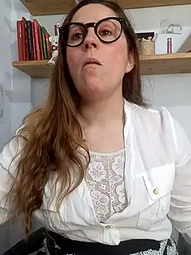 Snapshot of SofiEsteves chatting on 05.13.26 SofiEsteves online show from 05.13.26