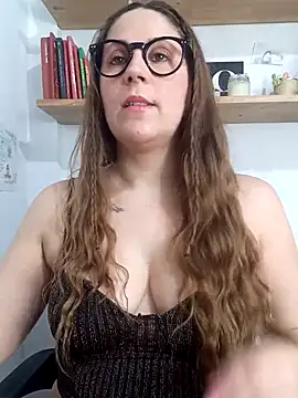 Snapshot of SofiEsteves chatting on 05.20.26 SofiEsteves online show from 05.20.26