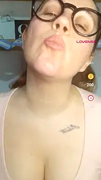 Snapshot of SofiEsteves chatting on 07.17.26 SofiEsteves online show from 07.17.26