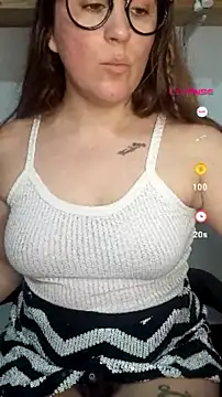 Snapshot of SofiEsteves chatting on 07.28.26 SofiEsteves online show from 07.28.26