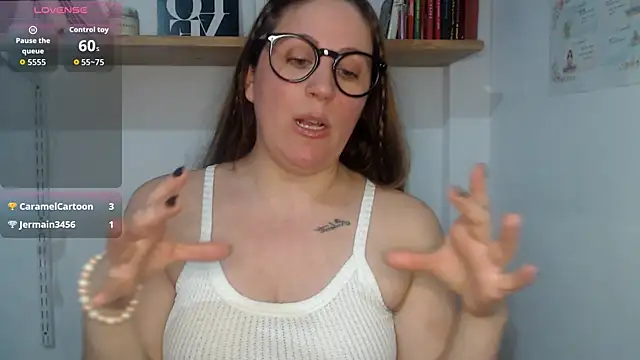 Snapshot of SofiEsteves chatting on 07.28.26 SofiEsteves online show from 07.28.26