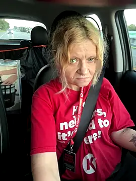 Snapshot of lindzybella chatting on 09.28.25 lindzybella online show from 09.28.25