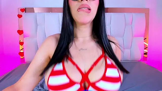 Snapshot of CamilleJuicy_ chatting on 06.19.26 CamilleJuicy online show from 06.19.26