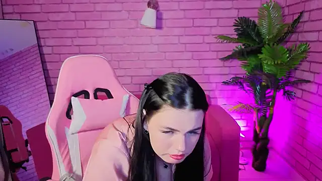 Mia Evelyn online show from 12.21.25