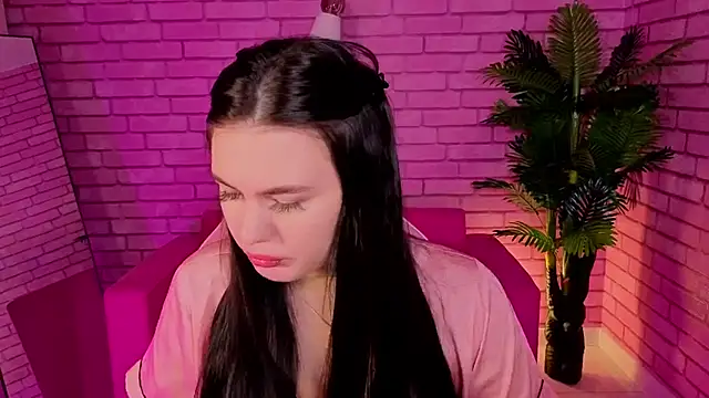 Mia Evelyn online show from 12.23.25