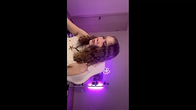 Snapshot of KellySunn chatting on 02.17.26 KellySunn online show from 02.17.26