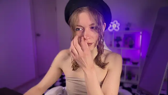Snapshot of KellySunn chatting on 04.19.26 KellySunn online show from 04.19.26