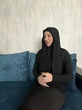 Snapshot of LuxBrunette_ chatting on 04.20.26 LuxBrunette online show from 04.20.26