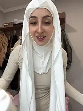 Snapshot of LuxBrunette_ chatting on 05.03.26 LuxBrunette online show from 05.03.26
