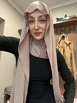 Snapshot of LuxBrunette_ chatting on 05.04.26 LuxBrunette online show from 05.04.26