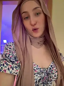 Snapshot of LuxBrunette_ chatting on 06.20.26 LuxBrunette online show from 06.20.26