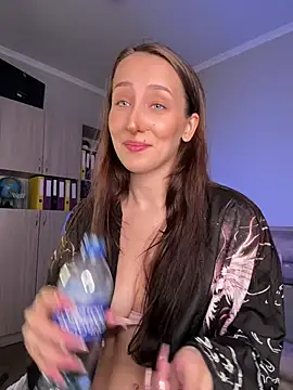 Snapshot of LuxBrunette_ chatting on 06.29.26 LuxBrunette online show from 06.29.26