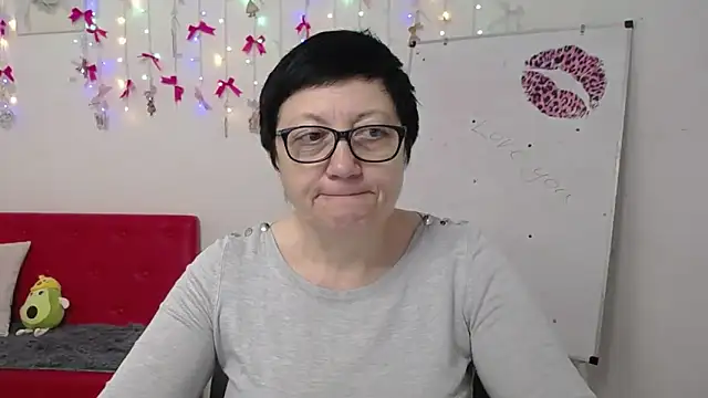Snapshot of EmilyL0ve chatting on 04.19.26 EmilyL0ve online show from 04.19.26