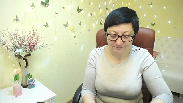 Snapshot of EmilyL0ve chatting on 04.26.26 EmilyL0ve online show from 04.26.26
