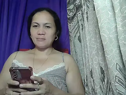 Snapshot of prettymomma24xx chatting on 06.19.26 prettymomma24xx online show from 06.19.26