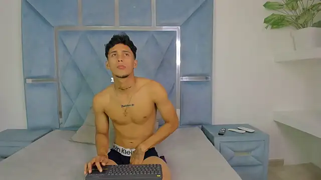 Snapshot of aishaxht chatting on 05.27.26 aishaxht online show from 05.27.26