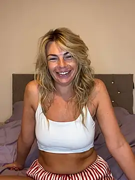Snapshot of Scarlett_the_girlnextdoor chatting on 07.26.26 Scarlett the girlnextdoor online show from 07.26.26