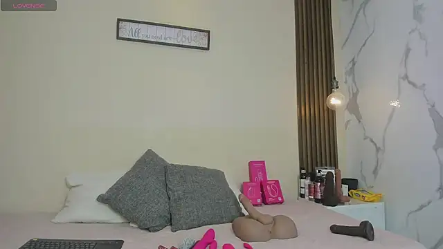 Snapshot of mia_gold_ chatting on 07.17.26 mia gold online show from 07.17.26
