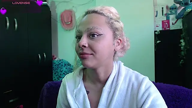 Snapshot of maddiie chatting on 01.18.26 maddiie online show from 01.18.26