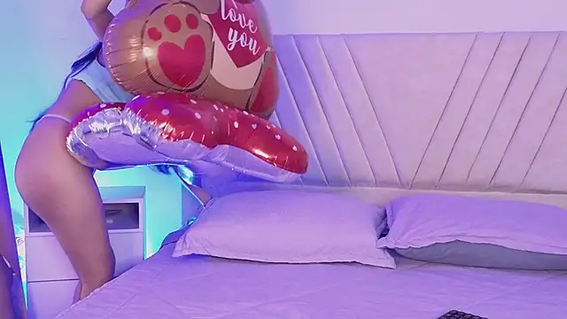 Snapshot of DulceRouss_ chatting on 02.15.26 DulceRouss online show from 02.15.26