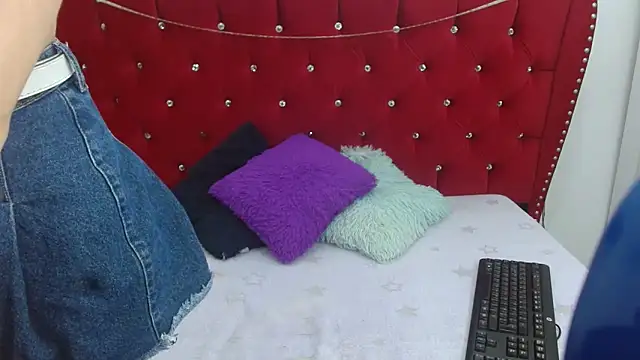 Snapshot of sofiaspring chatting on 04.30.26 sofiaspring online show from 04.30.26