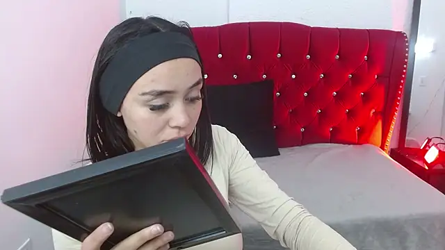Snapshot of sofiaspring chatting on 06.17.26 sofiaspring online show from 06.17.26