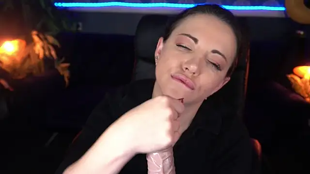 Dafni Monn online show from 11.28.25