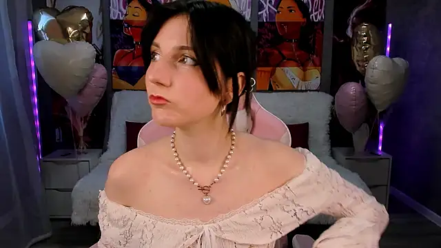 Snapshot of KikaOsterman chatting on 02.13.26 KikaOsterman online show from 02.13.26