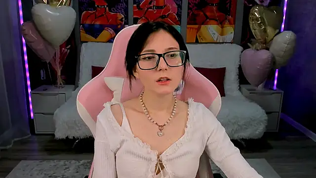 Snapshot of KikaOsterman chatting on 02.18.26 KikaOsterman online show from 02.18.26