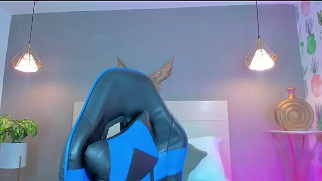 emma hiltonn  online show from 04.10.26