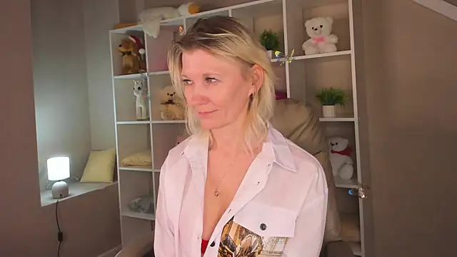 Snapshot of Julie_Lucas chatting on 03.02.26 Julie Lucas online show from 03.02.26