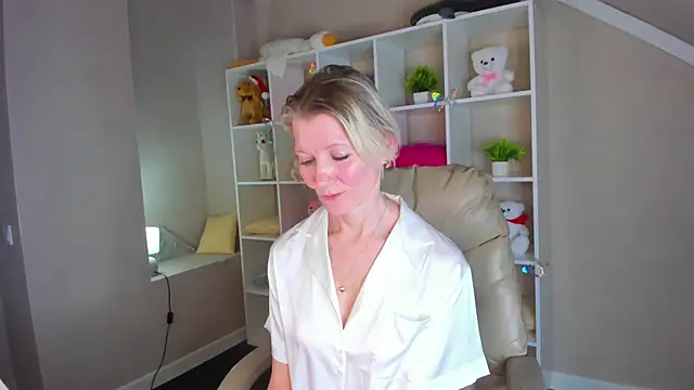 Julie Lucas online show from 03.03.26