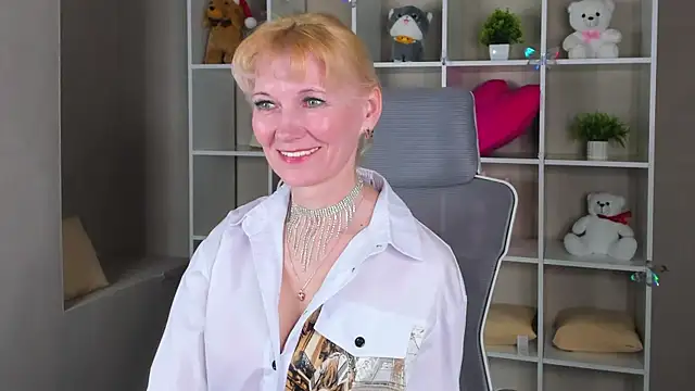 Julie Lucas online show from 04.06.26