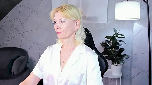 Julie Lucas online show from 06.04.26