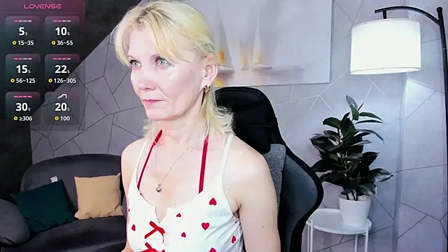 Julie Lucas online show from 06.04.26