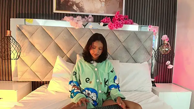 Snapshot of Real_virgin_Pussy chatting on 05.13.26 Real virgin Pussy online show from 05.13.26