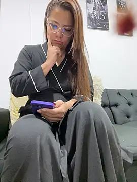 Snapshot of Pretty__Milf chatting on 05.29.26 Pretty Milf online show from 05.29.26