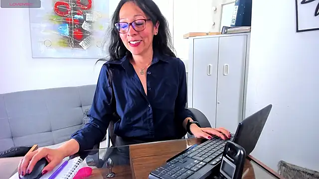 Snapshot of loretta_fraser chatting on 05.28.26 loretta fraser online show from 05.28.26