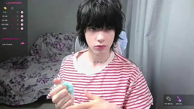 Snapshot of LeonBoykisser chatting on 02.28.26 LeonBoykisser online show from 02.28.26