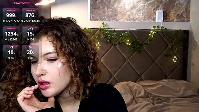 Snapshot of SueCurly chatting on 02.16.26 SueCurly online show from 02.16.26