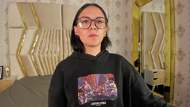 NiccolleHall online show from 02.14.26