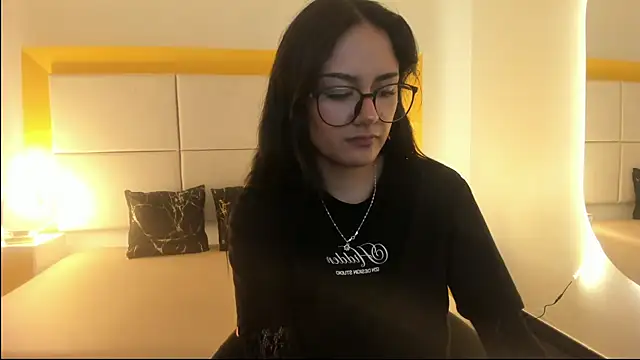 NiccolleHall online show from 02.20.26