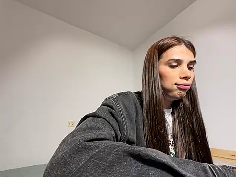 Snapshot of Lily_WellGifted chatting on 05.18.26 Lily WellGifted online show from 05.18.26