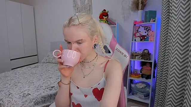 Snapshot of Mia_WaterFall chatting on 02.10.26 Mia WaterFall online show from 02.10.26