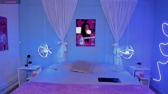 naomi campell online show from 04.07.26