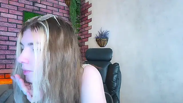 Snapshot of Eva_StarXXXX chatting on 03.18.25 Eva StarXXXX online show from 03.18.25