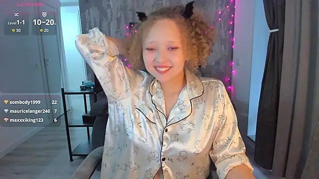 Snapshot of Senya_Sol chatting on 07.23.26 Senya Sol online show from 07.23.26